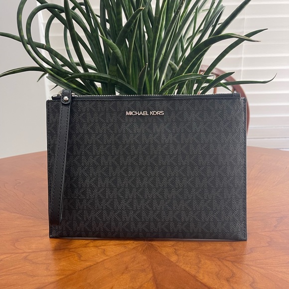 Micheal Kors wristlet - Picture 1 of 6